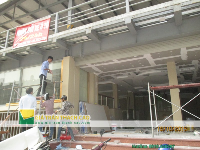 Thi công làm trần thạch cao cho showroom oto số 69 Lê Văn Lương 16 